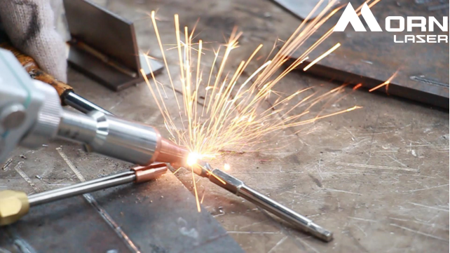 Các Nhà Sản Xuất Sử Dụng Hàn Laser Để Thay Thế Các Phương Pháp Hàn Truyền Thống Như Thế Nào