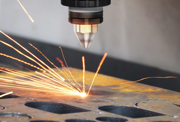 Nguyên nhân nào làm giảm độ chính xác của máy cắt laser?